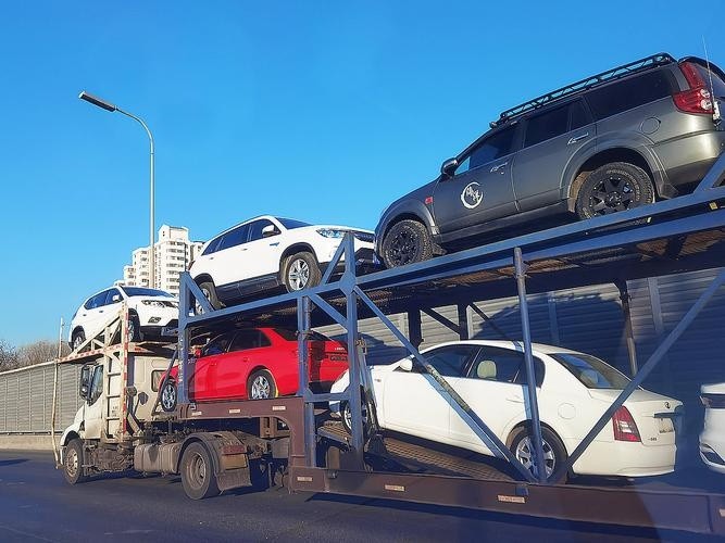 封闭式轿运车