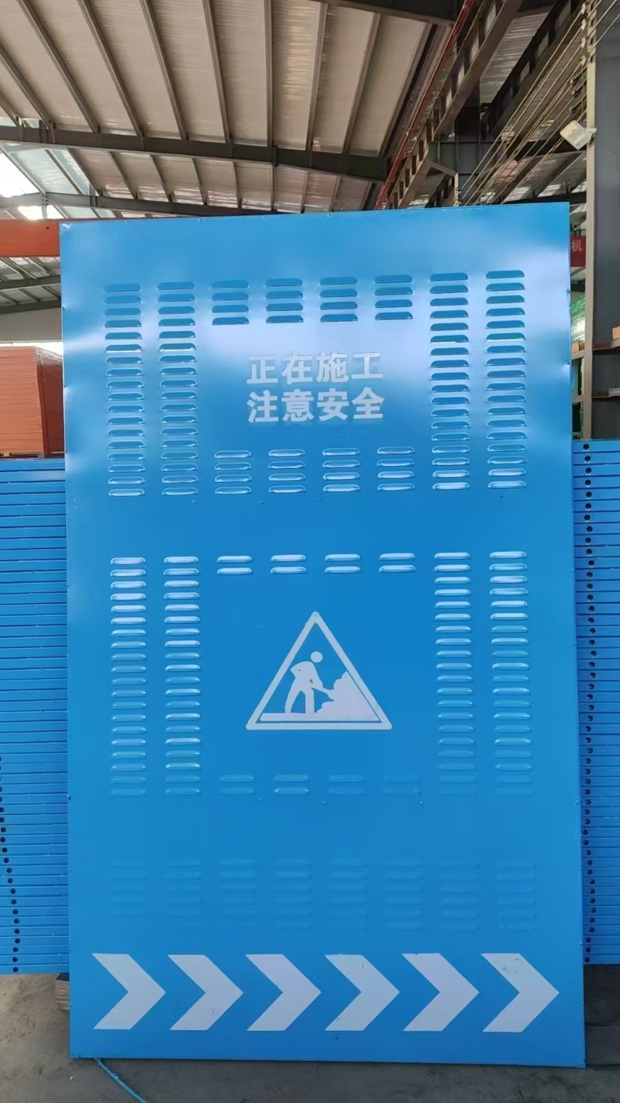 黔南州源港施工围挡小草围挡厂家实拍