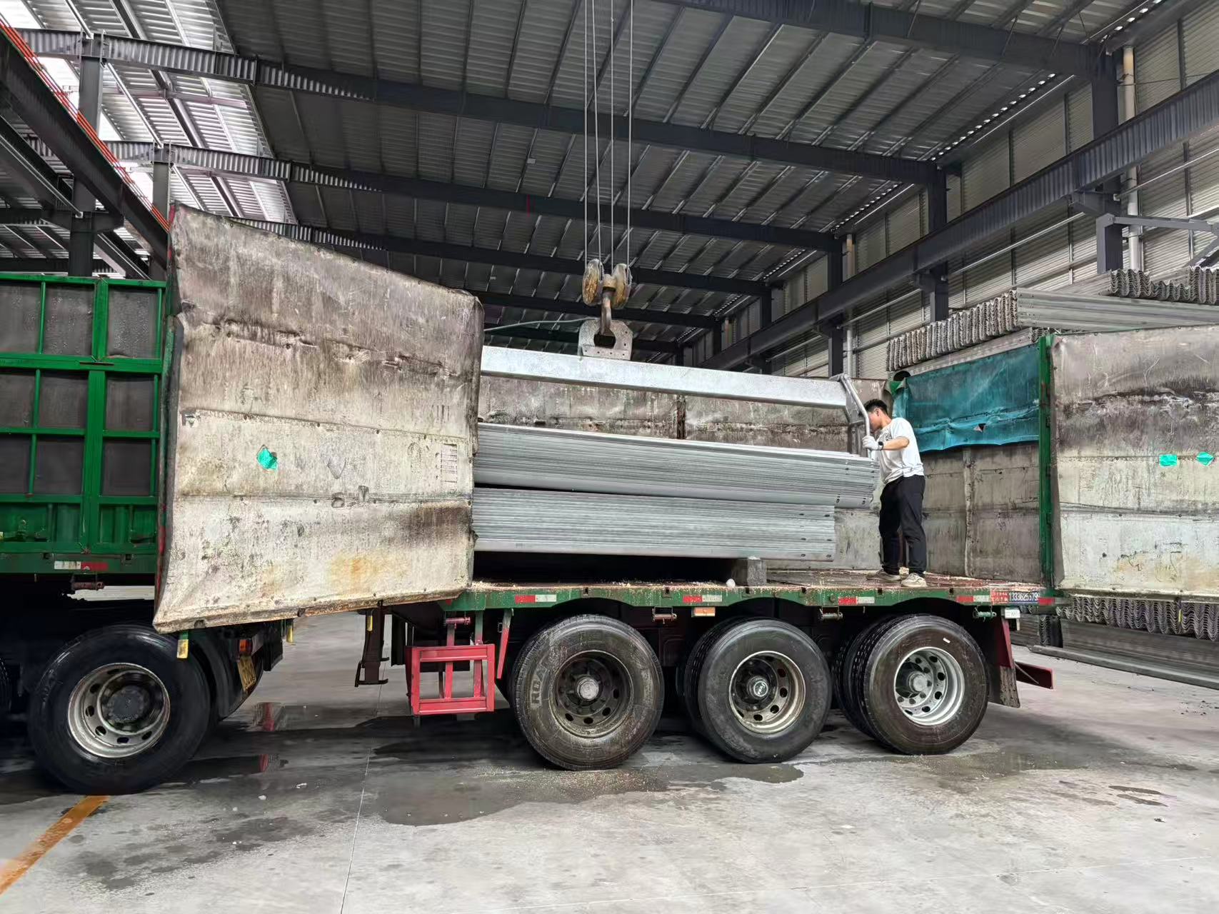咸阳沃德交通设施正规的护栏立柱回收工厂实拍