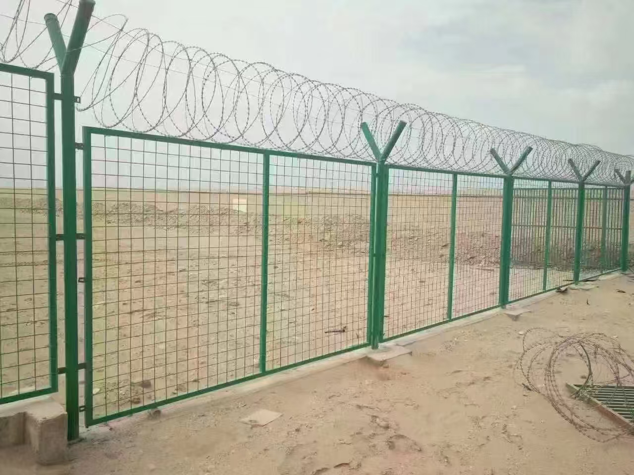 嘉峪关振昂丝网浸塑高速公路隔离网生产厂家实拍