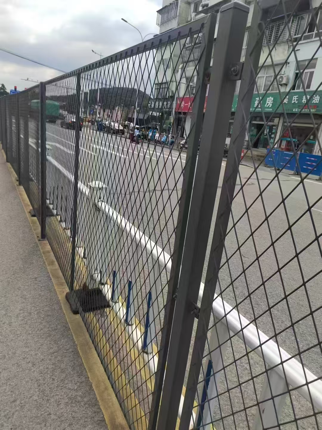 嘉峪关振昂丝网浸塑高速公路隔离网生产厂家应用场景
