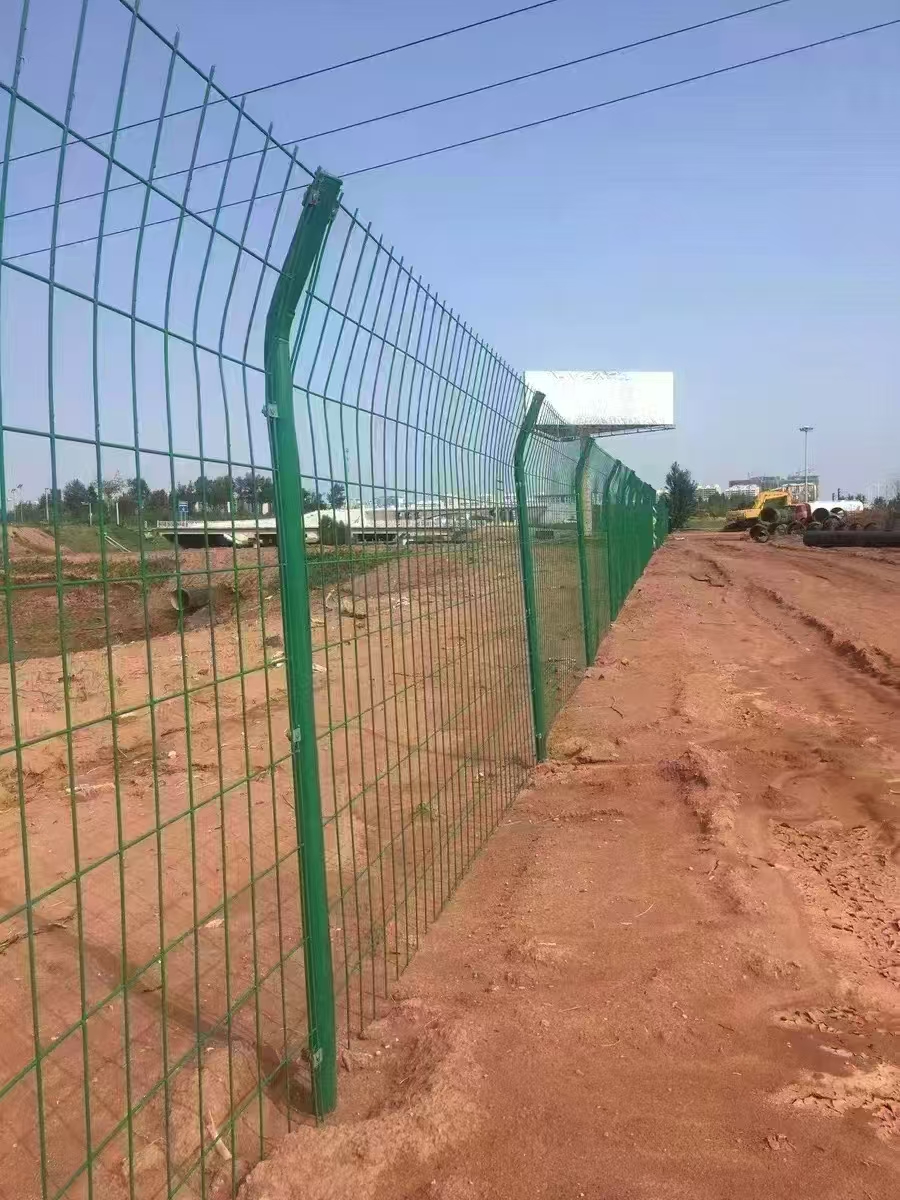 嘉峪关振昂丝网浸塑高速公路隔离网生产厂家案例图片