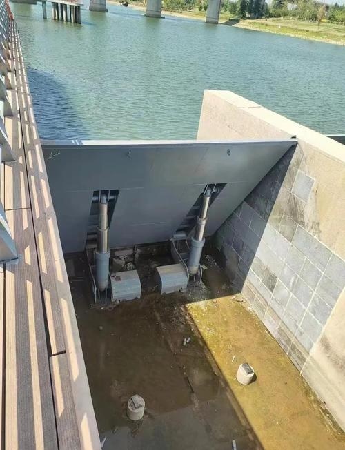 液压坝体